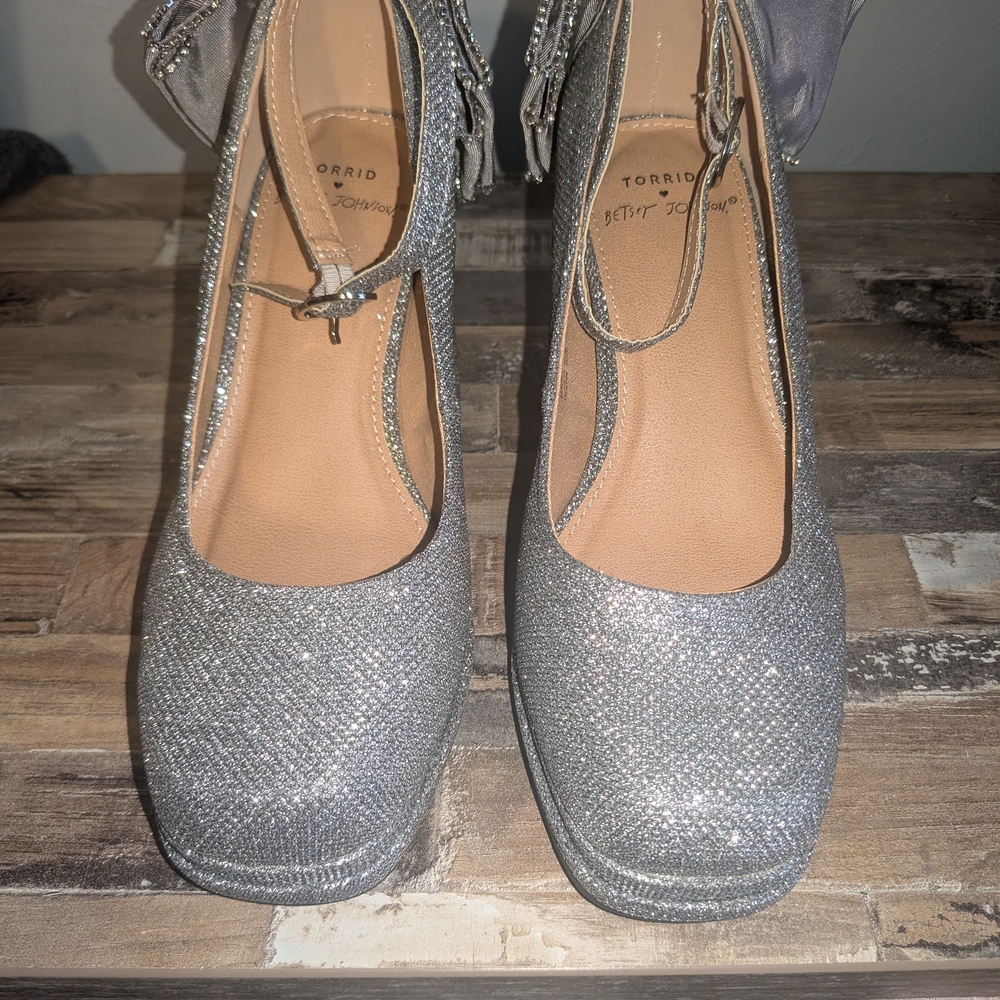 Betsey Johnson Sparkling Silver Chunky Heel with Back Bow- Extra Wide - NWOT